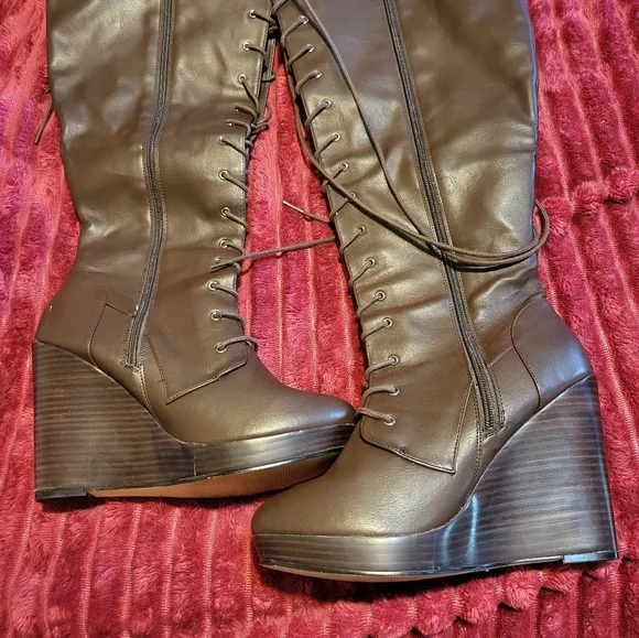 EUC: Torrid B Choco Knee Lace Combat Wedge Boot - Picture 1 of 17